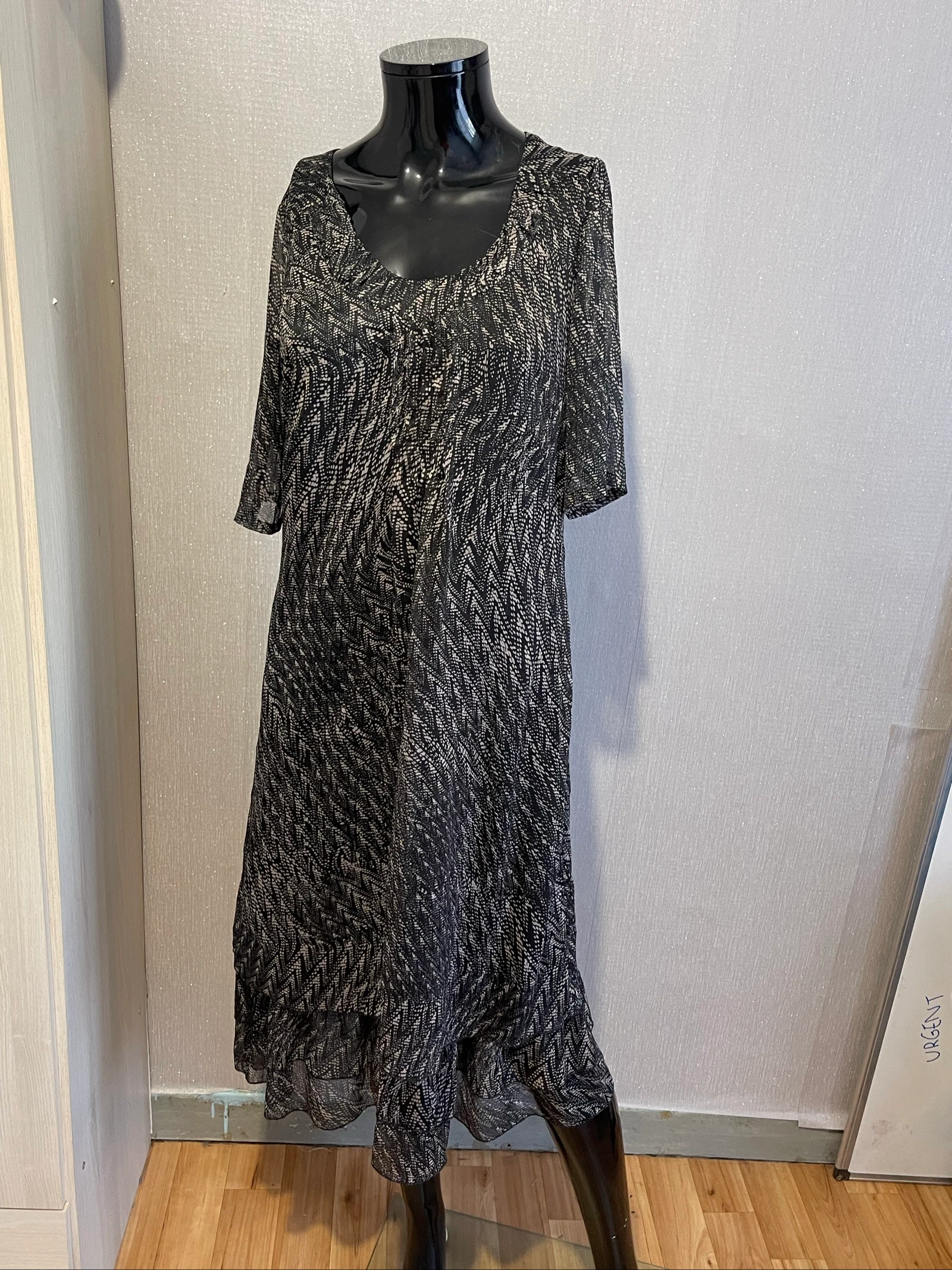 Jolie robe avec volants taille M